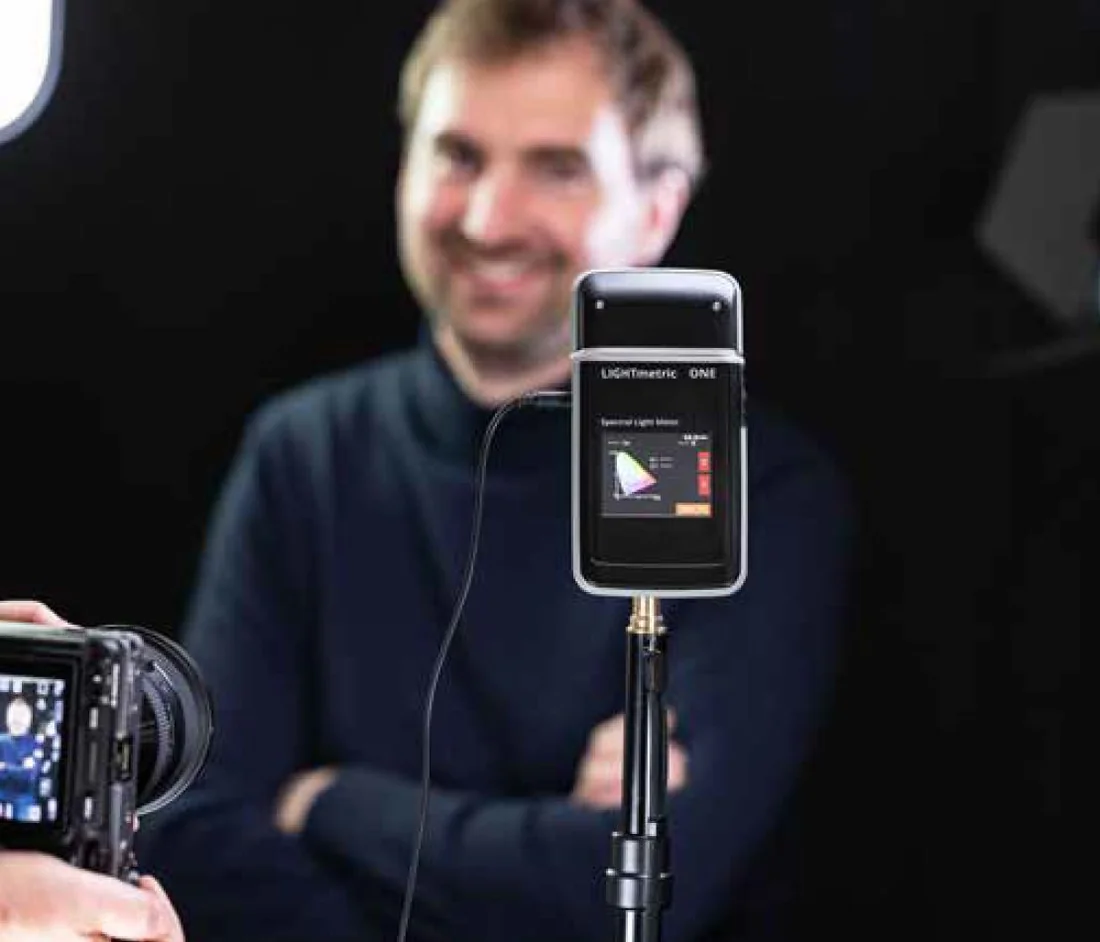 Photographer measuring CCT and lux on set with the LIGHTmetric ONE