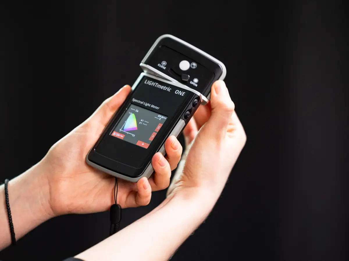 LIGHTmetric ONE spectral light meter with rotatable measuring sensor held in two hands